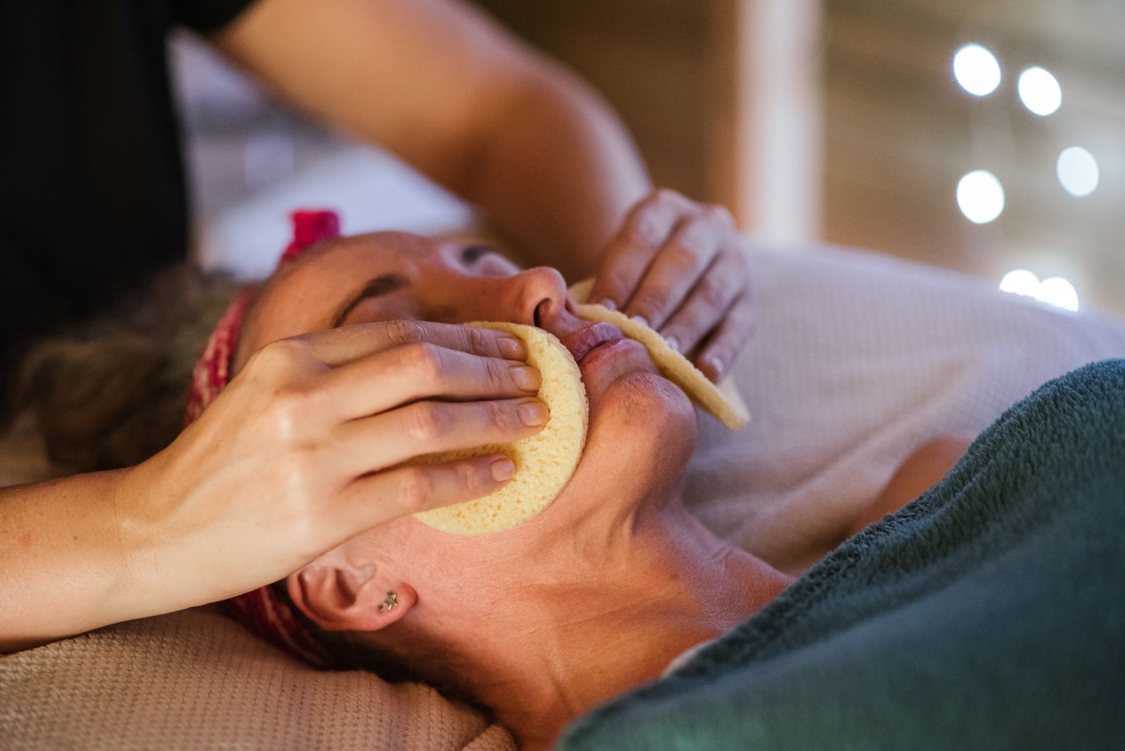 Mulher recebendo uma massagem facial rejuvenecedora em ambiente interno, promovendo relaxamento e tranquilidade.